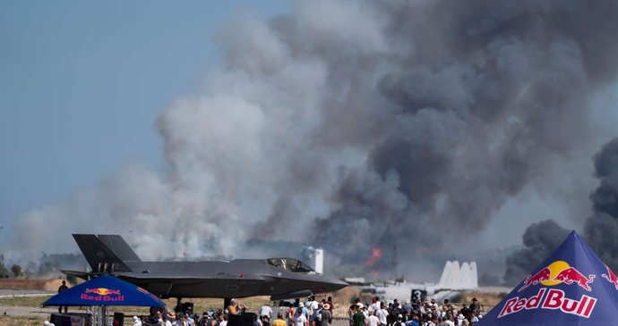 Na letecké přehlídce severně od Athén se dnes zřítil řecký stíhací letoun F-4 Phantom.