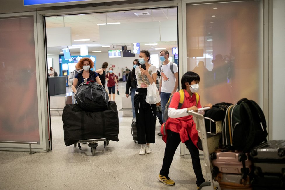 Řecká letiště se po koronavirové krizi znovu plní turisty.