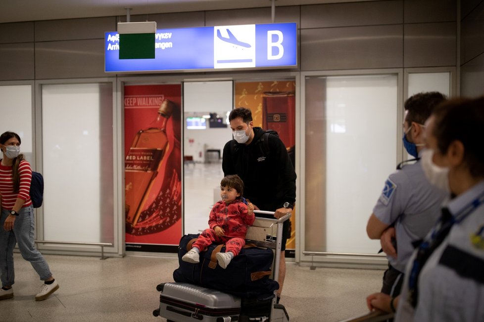 Řecká letiště se po koronavirové krizi znovu plní turisty.