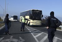 Řecká policie odsunula běžence: Stovky uprchlíků odvezla od hranic
