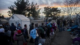 Řecká policie zasáhla proti stovkám migrantů na hranici s Makedonií. U řeckých ostrovů se potopil člun s migranty a nejméně 12 jich zahynulo.