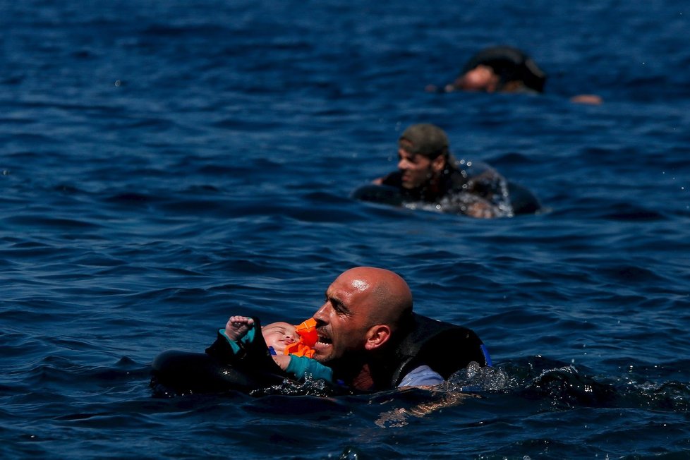 Řecká policie zasáhla proti stovkám migrantů na hranici s Makedonií. U řeckých ostrovů se potopil člun s migranty a nejméně 12 jich zahynulo.