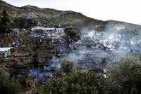 Po zemětřesení ničivý požár: Migranti prchali před plameny na ostrově Samos