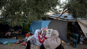 Migranti z tábora Moria žijí po požáru v tristních podmínkách.