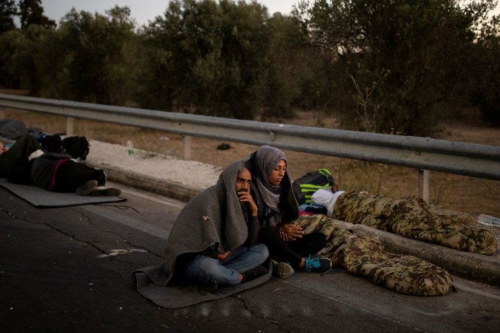 Tisíce migrantů spí po požáru tábora Moria na ulicích.