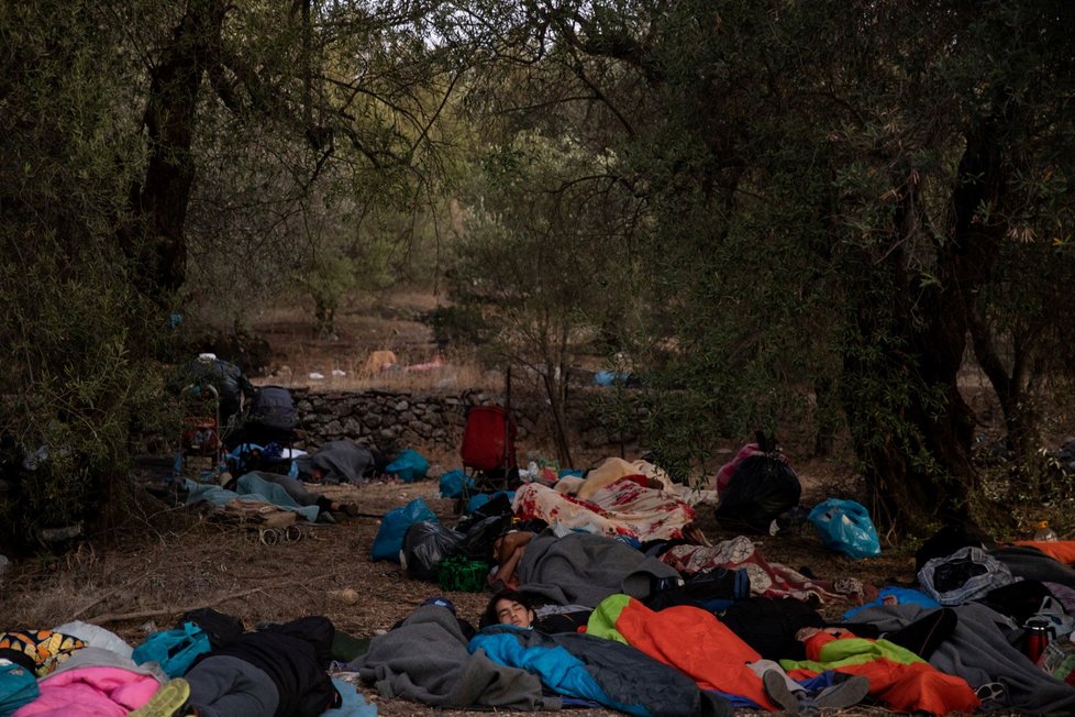 Tisíce migrantů spí po požáru tábora Moria na ulicích.