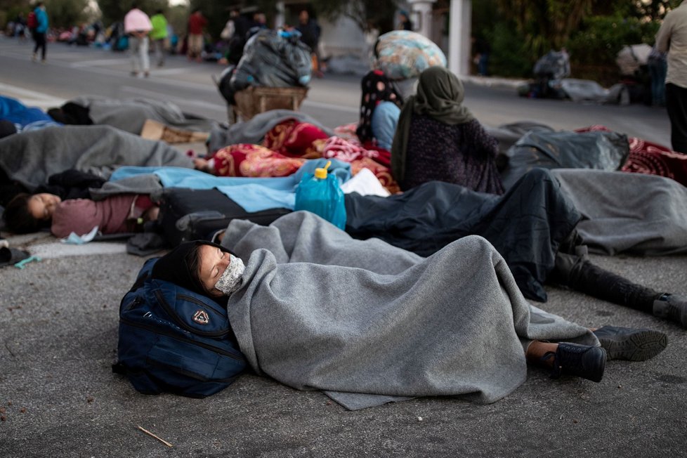 Tisíce migrantů spí po požáru tábora Moria na ulicích.