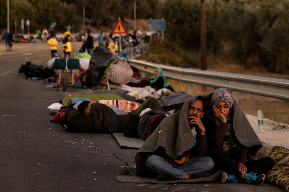 Tisíce migrantů spí po požáru tábora Moria na ulicích.