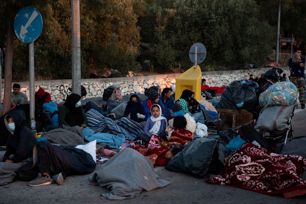 Tisíce migrantů spí po požáru tábora Moria na ulicích.