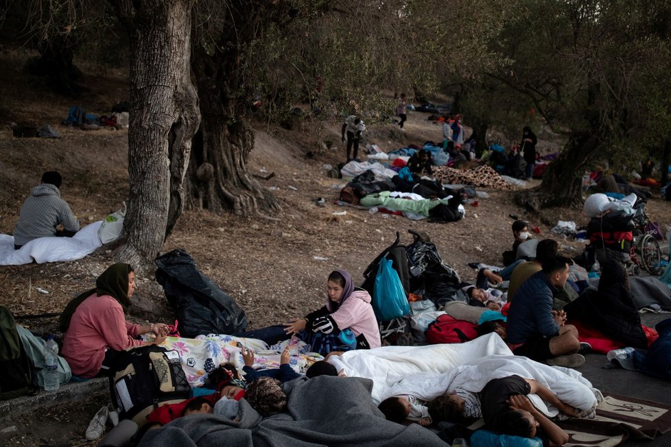 Tisíce migrantů spí po požáru tábora Moria na ulicích.