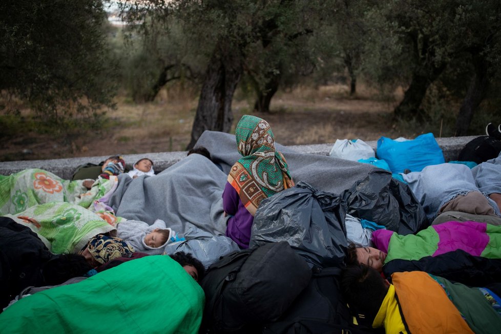 Tisíce migrantů spí po požáru tábora Moria na ulicích.