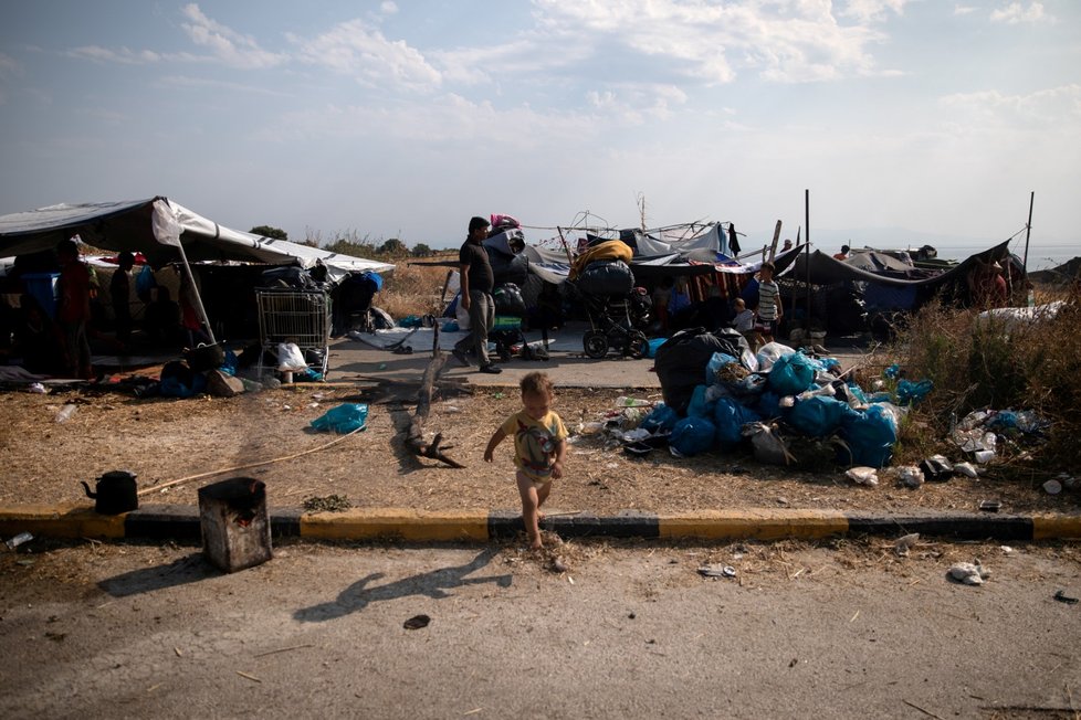 Migranti z tábora Moria žijí po požáru v tristních podmínkách.