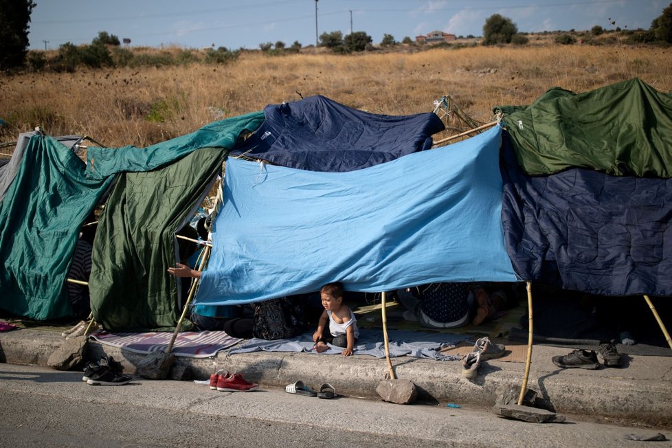 Migranti z tábora Moria žijí po požáru v tristních podmínkách.