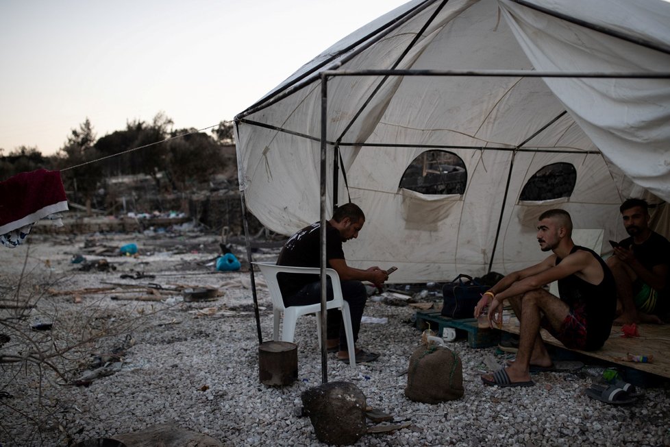 Migranti z tábora Moria žijí po požáru v tristních podmínkách.