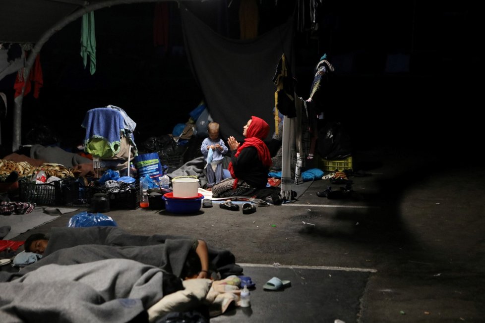 Řecká policie začala přesouvat stovky migrantů z požárem zničeného tábora Moria na ostrově Lesbos do dočasného stanového tábora Kara Tepe.