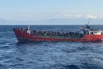 Loď s migranty nedaleko Kréty.