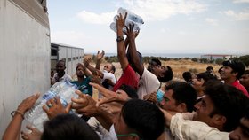 Migranti z tábora Moria na řeckém ostrově Lesbos dostali balenou pitnou vodu (12. 9. 2020)