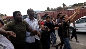 Migranti z tábora Moria na řeckém ostrově Lesbos dostali balenou pitnou vodu (12. 9. 2020)