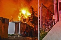 Ohnivé peklo v táboře pro migranty: 10 zraněných, potyčky a evakuace na ostrově Samos