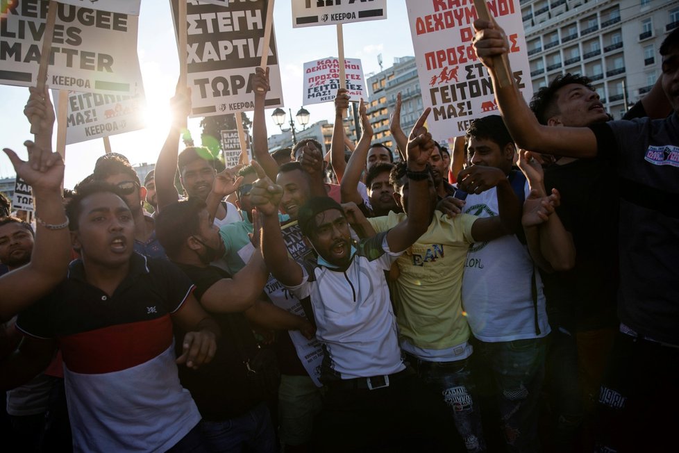 Řecko je plné migrantů, kteří živoří na ulicích. Konaly se i rozsáhlé protesty proti rozhodnutí vlády o jejich přesunutí z táborů, které jim poskytovaly přístřeší