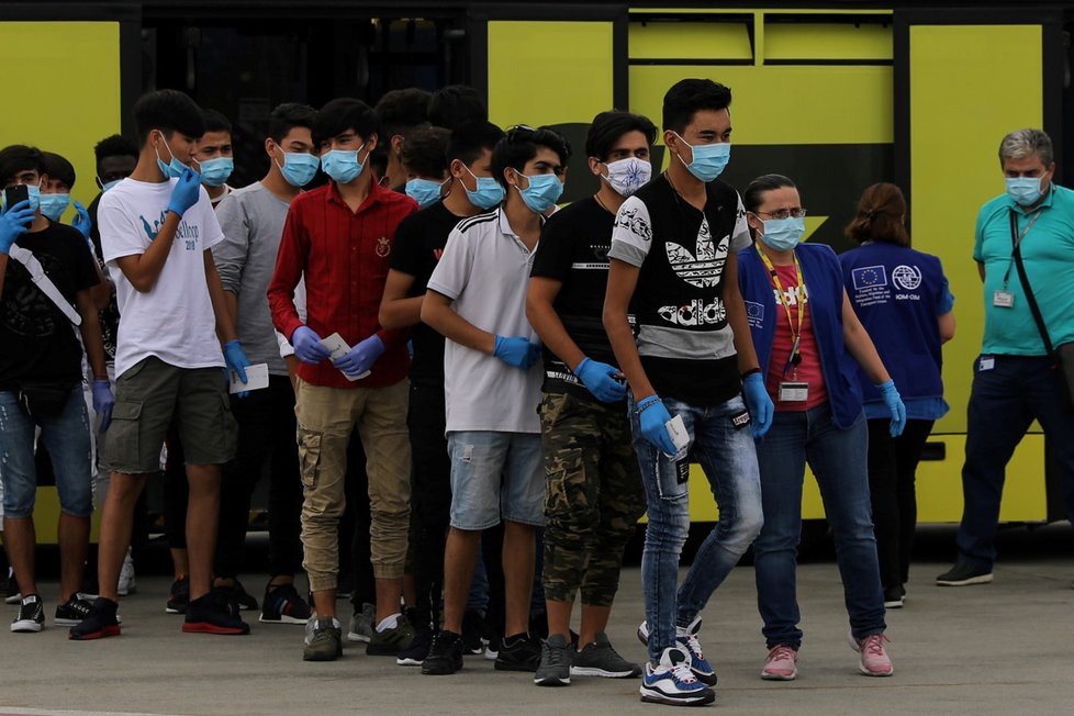 Řecko je plné migrantů, kteří živoří na ulicích. Konaly se i rozsáhlé protesty proti rozhodnutí vlády o jejich přesunutí z táborů, které jim poskytovaly přístřeší