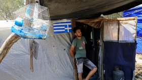 V řeckých uprchlických táborech se schyluje ke katastrofě