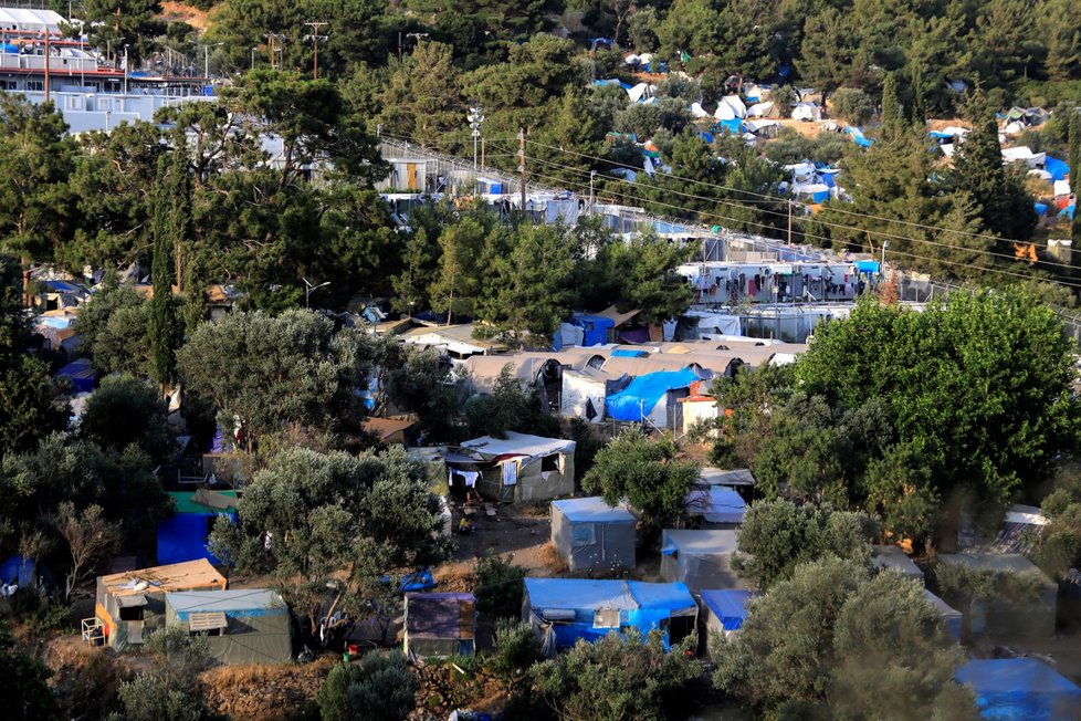 V řeckých uprchlických táborech se schyluje ke katastrofě