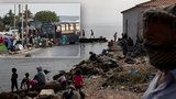 Migranti z vyhořelého tábora skončí ve stanech. Na přesun uprchlíků dohlíží policie