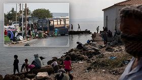 Migranti z vyhořelého tábora skončí ve stanech. Na přesun uprchlíků dohlíží policie