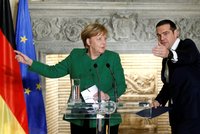 Merkelová v Aténách chválila Řeky za reformy. A slíbila pomoc s migrací
