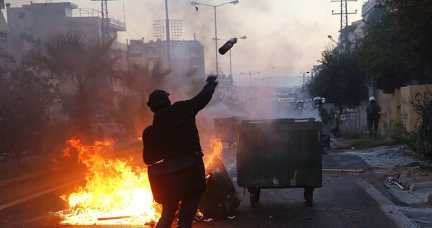Anarchie v Řecku: Atény zasáhly první násilné demonstrace od nástupu nové vlády!