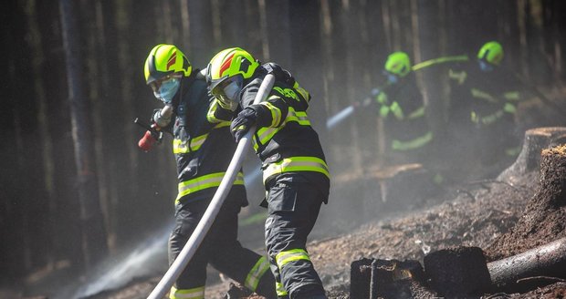 Čeští hasiči vyrazili na pomoc Řecku, které devastují požáry. Čeká je 2000 kilometrů cesty