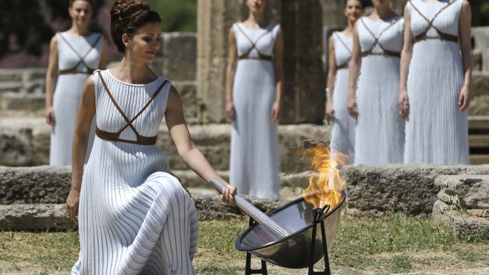 Katerina Lehuová zažíná olympijský oheň