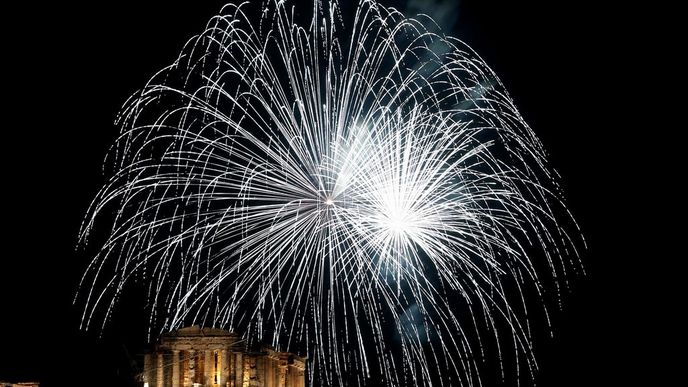 Řecko oslavilo nový rok ohňostrojem na aténskou Akropolí, zároveň se ujalo předsednictví EU