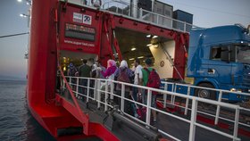 Řekové vystěhují uprchlíky z ostrova Kos: Tisíce lidí budou bydlet na trajektu!