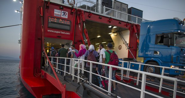 Řekové vystěhují uprchlíky z ostrova Kos: Tisíce lidí budou bydlet na trajektu!