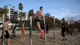 Koronavirus v Řecku: Teplé počasí vylákalo lidi na pláže, a to i přesto, že zde platí přísná karanténa (10.1.2021)