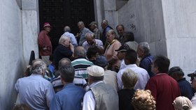 Omezený počet poboček bank se otevře kvůli penzistům, kteří si nemohou vybrat své důchody prostřednictvím karet.