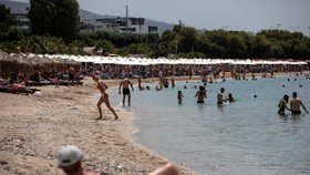 Pláže v Řecku hned po otevření přilákaly davy zájemců. Je tu větší odstup lehátek i častá dezinfekce. (16. 5. 2020)