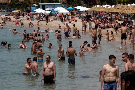 Pláže v Řecku hned po otevření přilákaly davy zájemců. Je tu větší odstup lehátek i častá dezinfekce (16. 5. 2020).