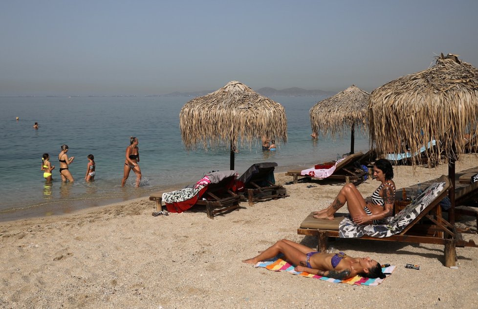 Pláže v Řecku hned po otevření přilákaly davy zájemců. Je tu větší odstup lehátek i častá dezinfekce. (16. 5. 2020)