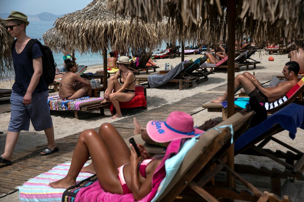 Pláže v Řecku hned po otevření přilákaly davy zájemců. Je tu větší odstup lehátek i častá dezinfekce (16. 5. 2020)