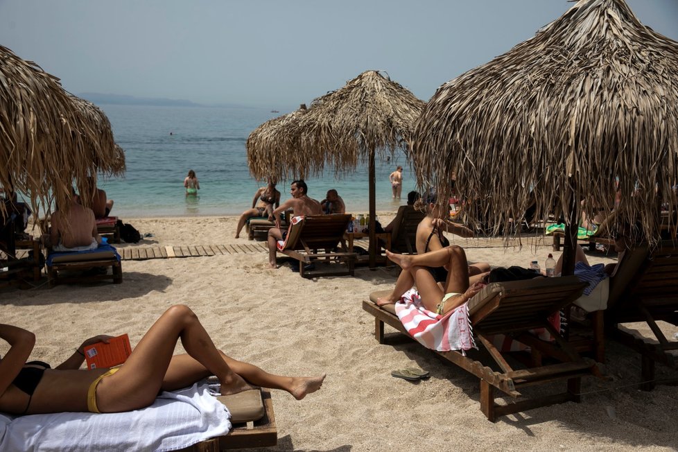 Pláže v Řecku hned po otevření přilákaly davy zájemců. Je tu větší odstup lehátek i častá dezinfekce (16. 5. 2020).