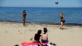 Řecko opět otevírá své pláže pro turisty