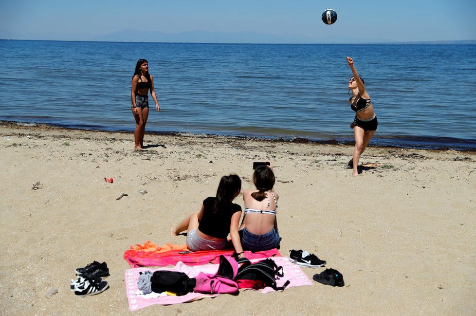 Řecko opět otevřelo své pláže pro turisty