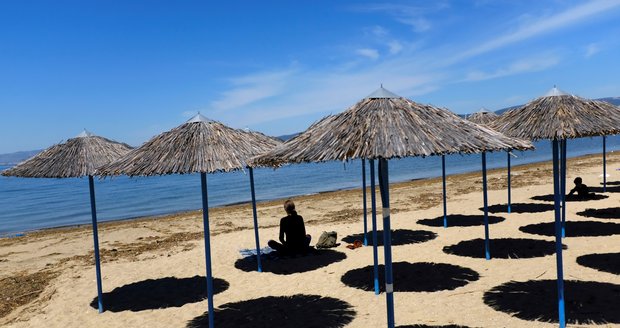 V Řecku kontrolují nelegální slunečníky na plážích: Zadrželi už 16 lidí!