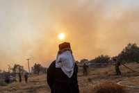 Úporný boj hasičů s požáry v Řecku pokračuje: Práci jim ztěžuje vítr i vedro. Ochladí se až ve čtvrtek