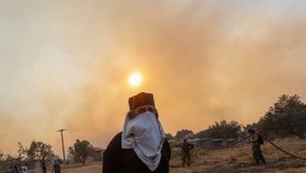 Úporný boj hasičů s požáry v Řecku pokračuje: Práci jim ztěžuje vítr i vedro. Ochladí se až ve čtvrtek