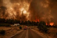 Rozsáhlé požáry a těžká noc: Premiér děkoval hasičům ze zahraničí, v Řecku pomáhají i Češi