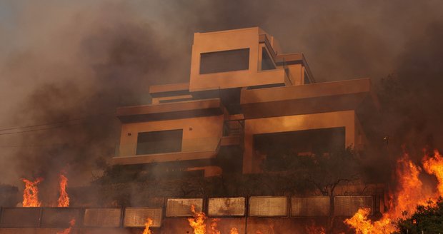 Dovolenkové ráje trápí požáry: Řecko i Turecko v plamenech. A do Chorvatska dorazila vlna veder